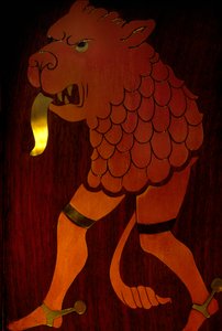 Détail de la bête à tête de lion incrustée dans la salle de fumeur d